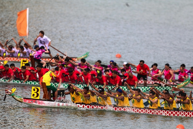 (Macau) Racing dragon boats, serving Zongzi