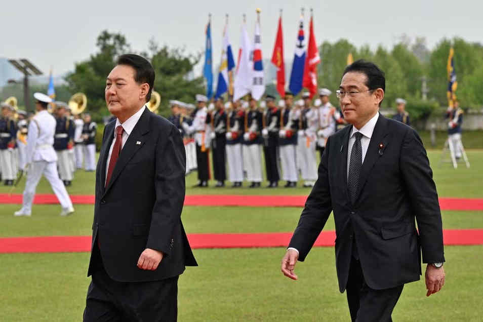 Japan, South Korea seek to deepen cooperation, overcome old disputes