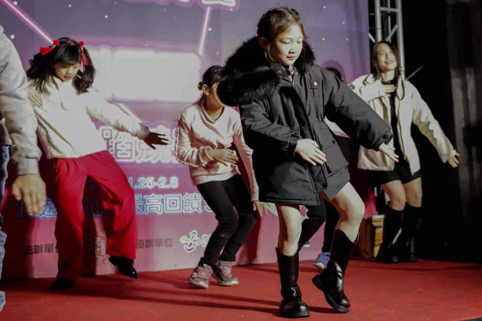 Taiwan night market serves up viral dance