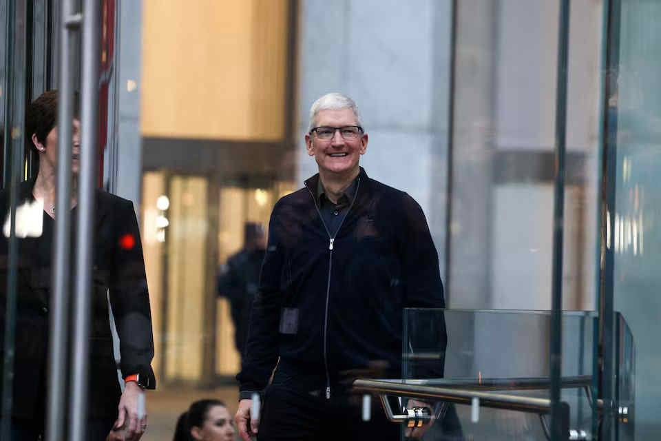 Apple CEO Tim Cook arrives in Vietnam to meet users, boost supplier ties